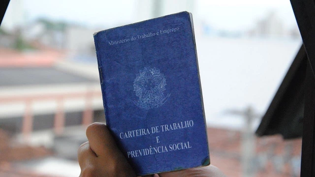 Balcão oferece 50 vagas temporárias para operador de empilhadeira