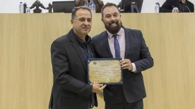 Secretário de Turismo e Cultura recebe moção de aplauso na Câmara