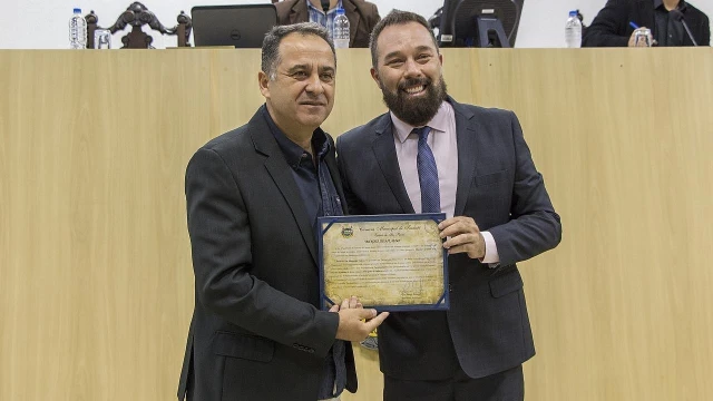 Secretário de Turismo e Cultura recebe moção de aplauso na Câmara