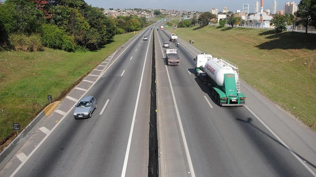 Motociclista morre atropelado por caminhão na Via Dutra