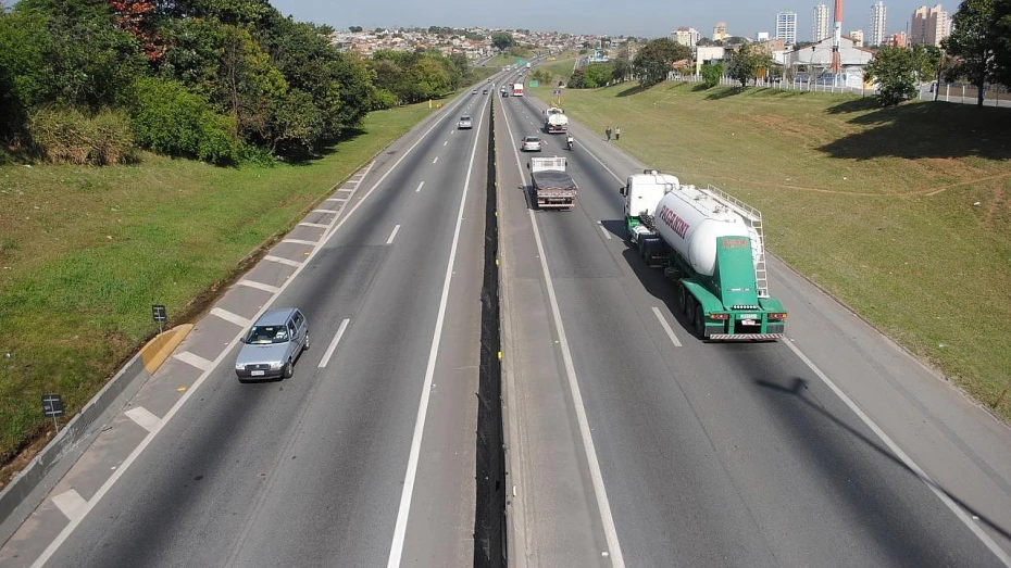 Motociclista morre atropelado por caminhão na Via Dutra Motociclista morre atropelado por caminhão na Via Dutra