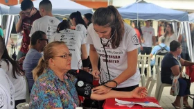 Estudantes auxiliam população na prevenção de diabetes e hipertensão