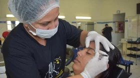 Escola do Trabalho abre vagas para design de sobrancelha