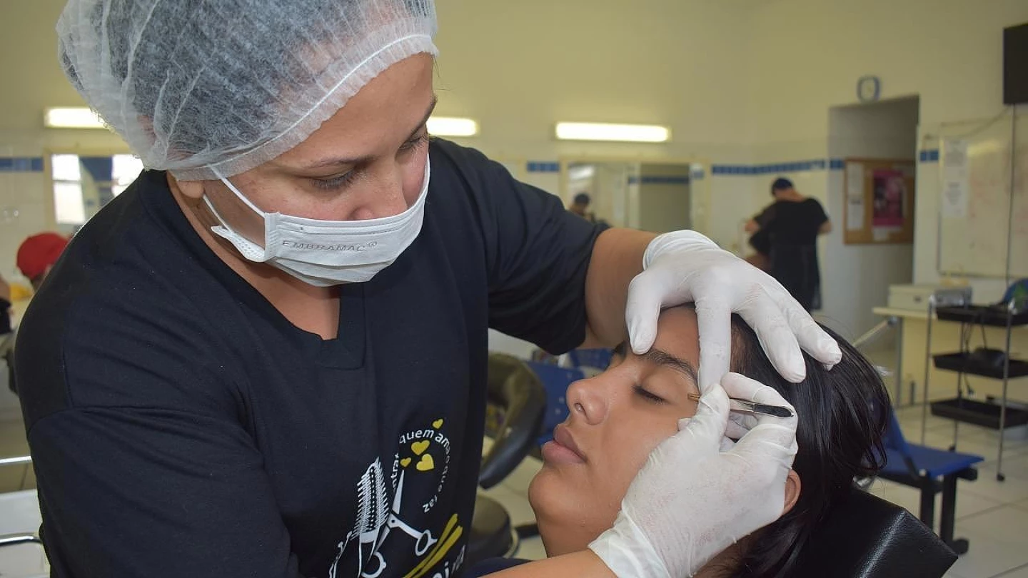 Escola do Trabalho abre vagas para design de sobrancelha