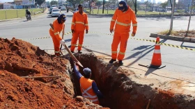 Obras interditam meia pista na estrada do Barreiro