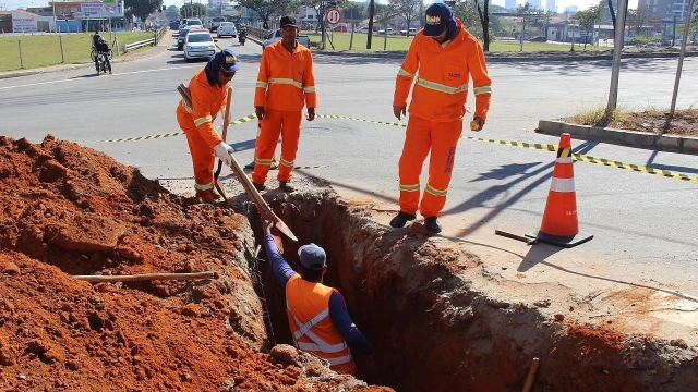 Obras interditam meia pista na estrada do Barreiro