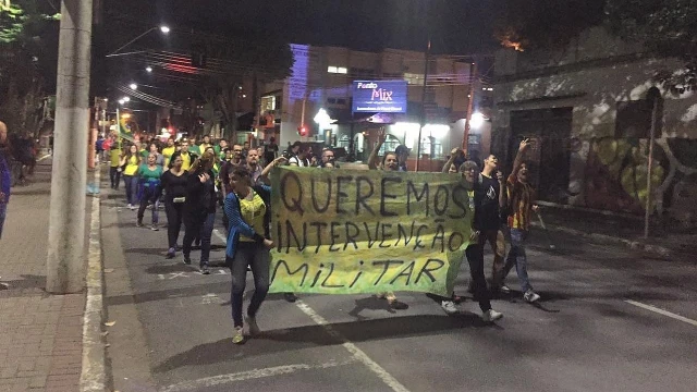 Manifestação em Taubaté pede saída do presidente e intervenção militar