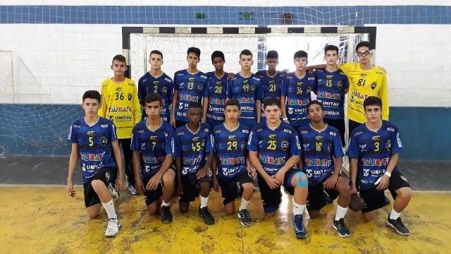 “Panzinho” reúne jovens talentos de handebol no ginásio do Emecal