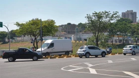Detran suspende autuação de veículos com placa 2 por falta de licenciamento