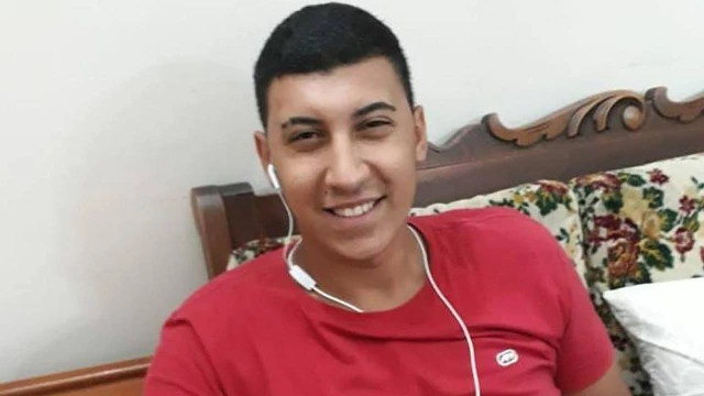 Jovem morre após sofrer descarga elétrica enquanto mexia no celular