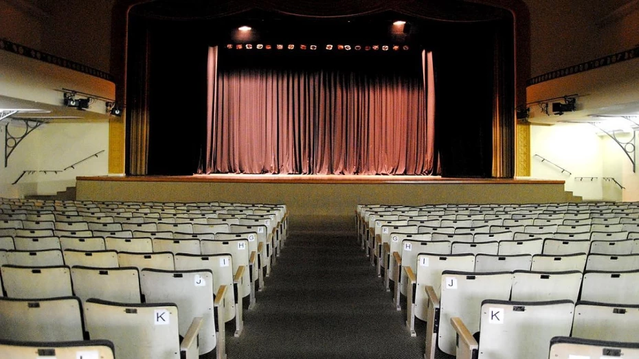 Peça sátira de “Cinquenta Tons de Cinza” é atração no Teatro Metrópole Peça sátira de “Cinquenta Tons de Cinza” é atração no Teatro Metrópole