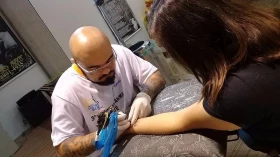 Evento de tatuagem incentiva doações de agasalhos em shopping