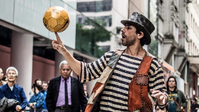 Espetáculo circense anima noite de sexta no Sesc