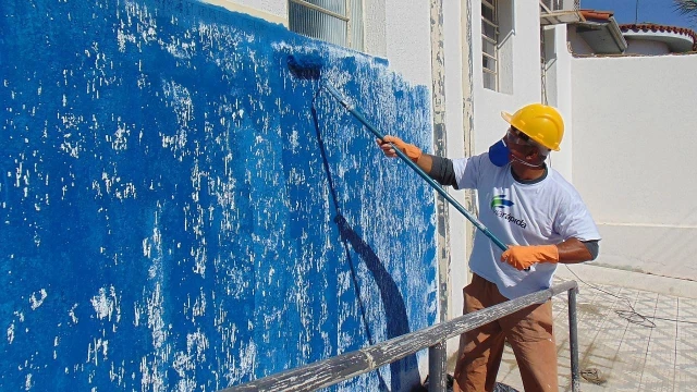 Prédios públicos são pintados por detentos em Taubaté