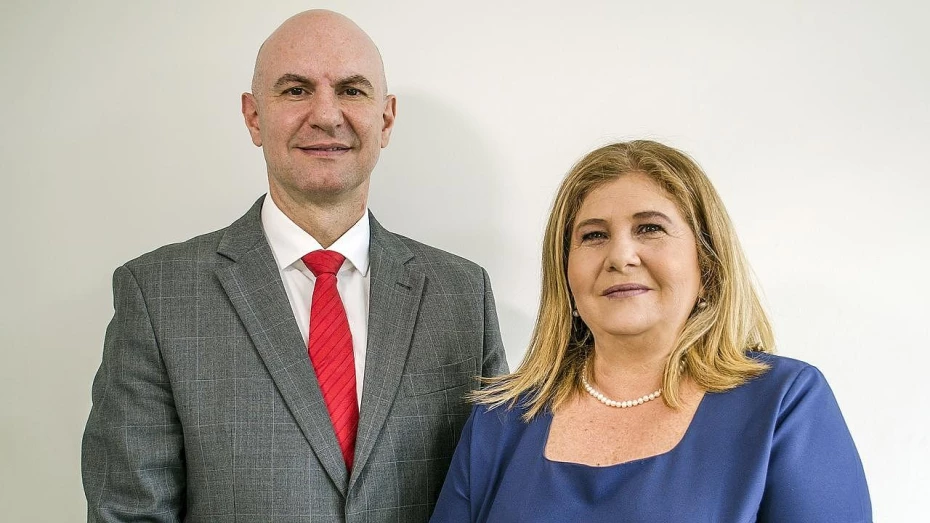 Prefeito nomeia Nara Fortes como nova reitora da Unitau Prefeito nomeia Nara Fortes como nova reitora da Unitau