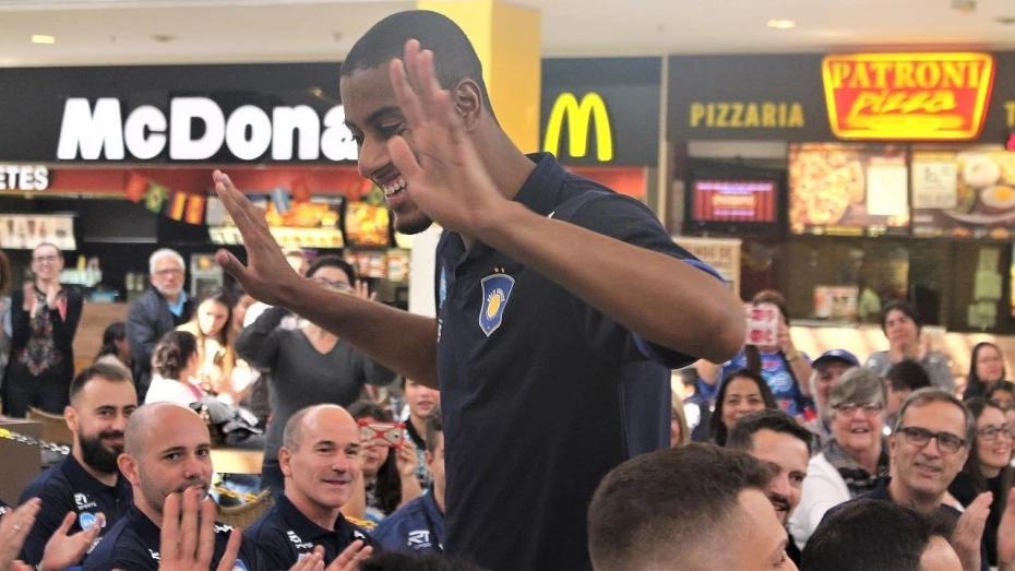 Lucarelli é desconvocado da Seleção Brasileira após pedido do Taubaté Lucarelli é desconvocado da Seleção Brasileira após pedido do Taubaté