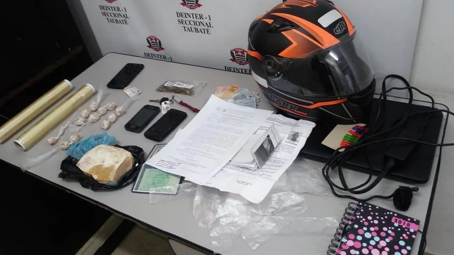 Trio é preso com drogas em apartamento na região central de Taubaté Trio é preso com drogas em apartamento na região central de Taubaté