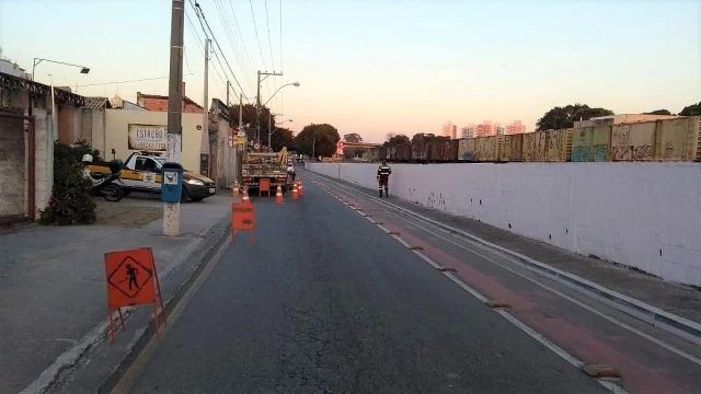 Obras interditam rua Dino Bueno em Taubaté