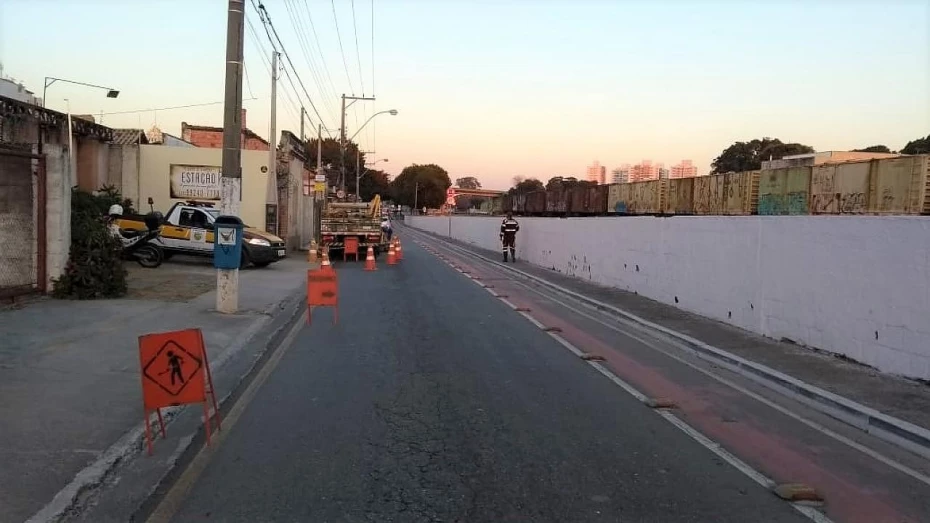 Obras interditam rua Dino Bueno em Taubaté Obras interditam rua Dino Bueno em Taubaté