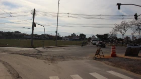 Obra de fresagem interdita meia pista na Av. Assis Chateaubriand