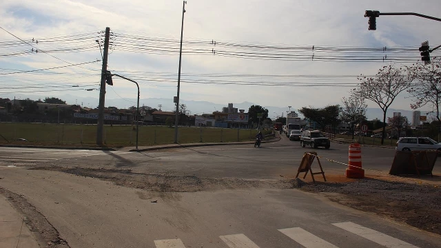 Obra de fresagem interdita meia pista na Av. Assis Chateaubriand
