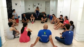 Karina Sbruzzy promove novo curso de teatro no Taubaté Shopping