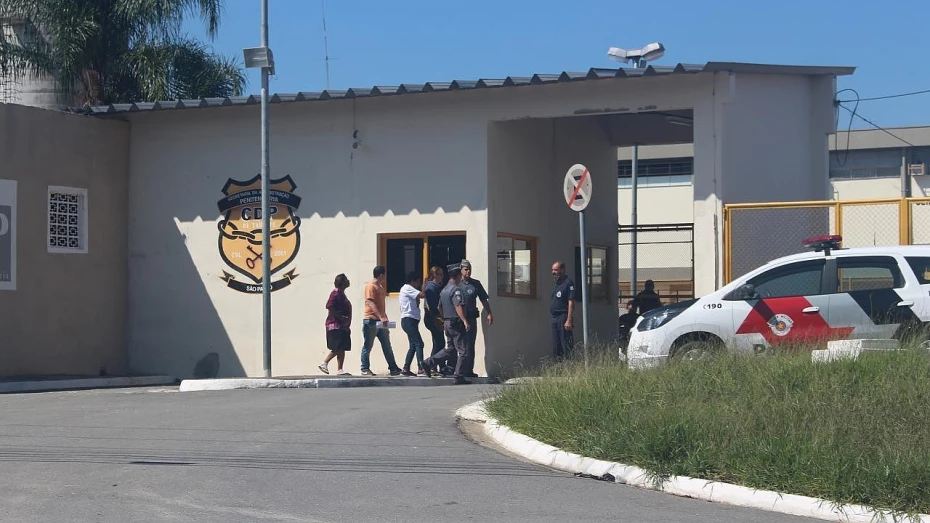 Rebelião no CDP de Taubaté mantém seis reféns Rebelião no CDP de Taubaté mantém seis reféns