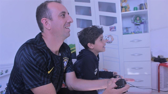 Pais e filhos compartilham paixão por videogames em Taubaté