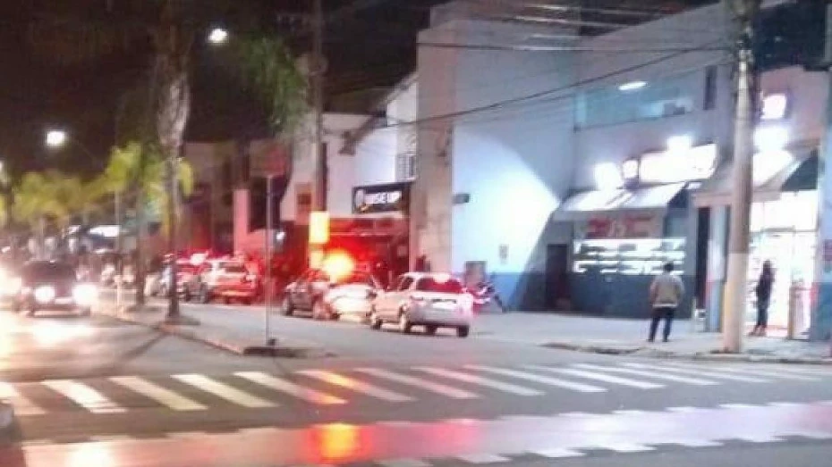 Jovem é morto em frente à casa noturna em Taubaté Jovem é morto em frente à casa noturna em Taubaté