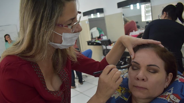  Escola do Trabalho tem oportunidades para cinco cursos