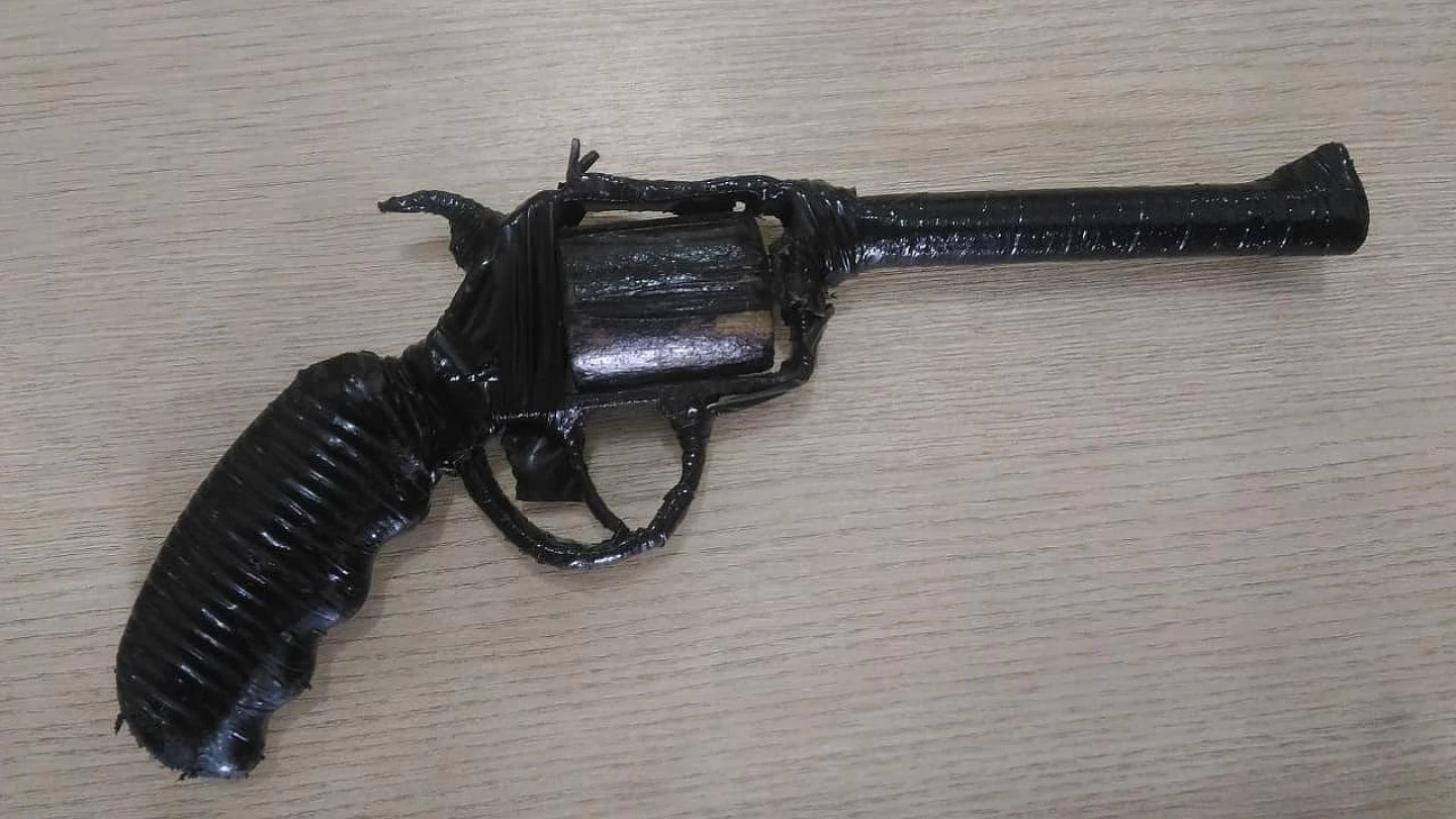 Adolescentes são detidos com arma falsa em Taubaté
