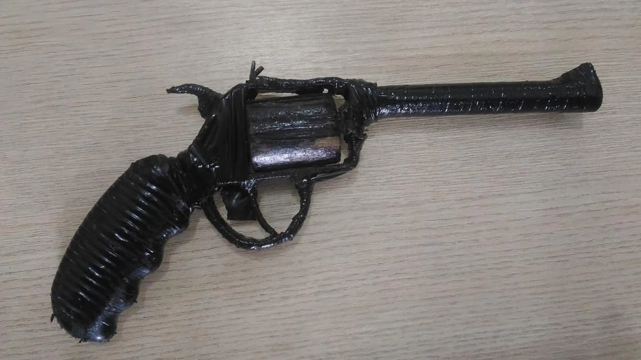 Adolescentes são detidos com arma falsa em Taubaté Adolescentes são detidos com arma falsa em Taubaté