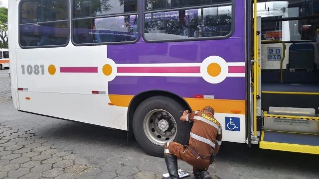 Veículos do transporte público são autuados no município