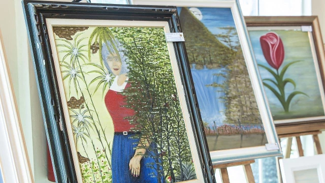 Câmara recebe exposição de telas e artesanato