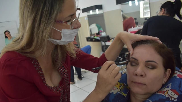 Escola do Trabalho oferece oportunidades na área da beleza