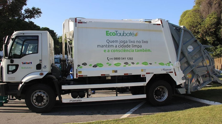 Coleta e limpeza urbana continuam de forma parcial no município