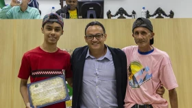 Aluno recebe homenagem por premiação em Feira de Ciências Aluno recebe homenagem por premiação em Feira de Ciências