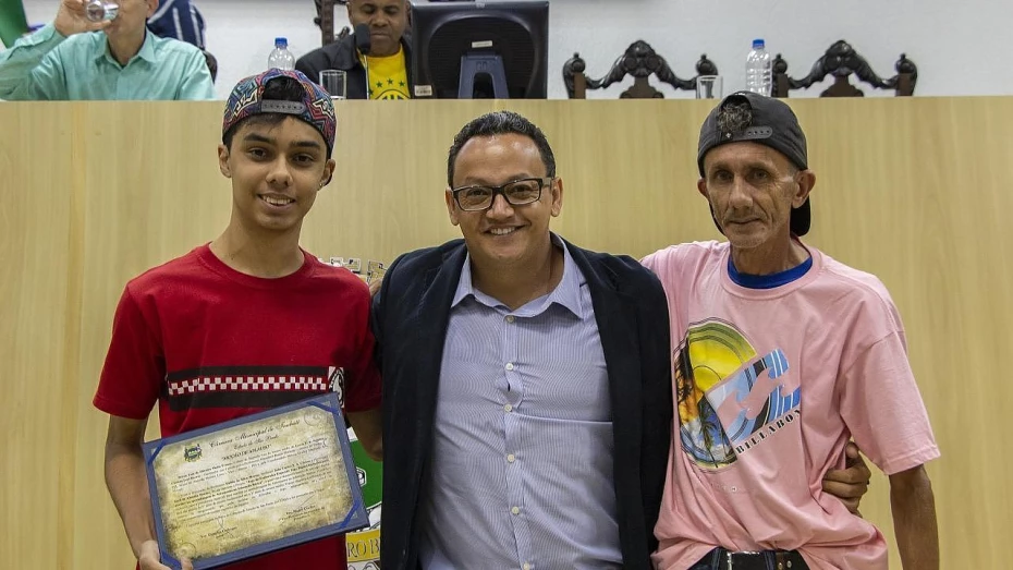 Aluno recebe homenagem por premiação em Feira de Ciências Aluno recebe homenagem por premiação em Feira de Ciências
