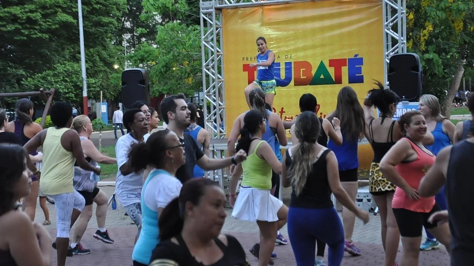 Prefeitura promove aulão de ritmos na praça Santa Terezinha Prefeitura promove aulão de ritmos na praça Santa Terezinha