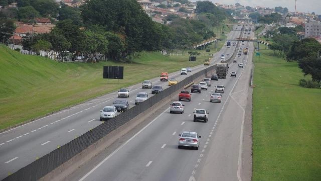 Via Dutra deve ter fluxo com cerca de 500 mil veículos no feriado de Finados