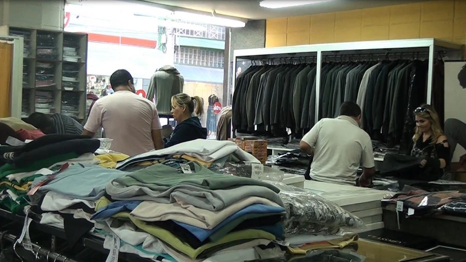 Comércio deve fechar ano com aumento nas vendas, mas baixa em empregos Comércio deve fechar ano com aumento nas vendas, mas baixa em empregos