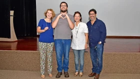 Jovem autista conclui curso de Jornalismo com TG sobre a televisão brasileira