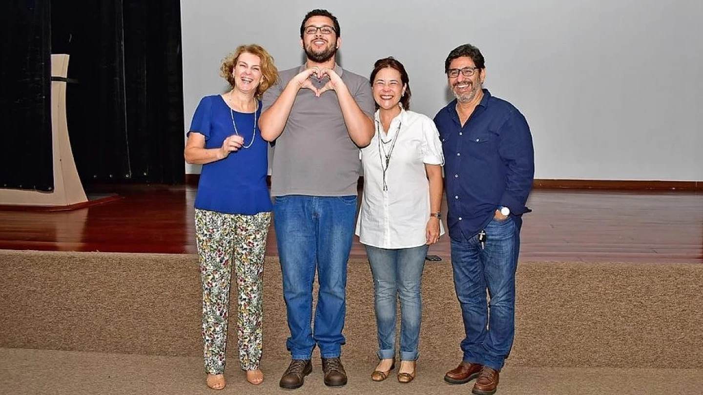 Jovem autista conclui curso de Jornalismo com TG sobre a televisão brasileira