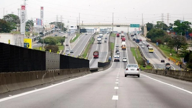 Trânsito na Via Dutra deve ser intenso a partir das 14h desta sexta-feira