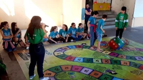 Empresa de coleta realiza atividades para crianças em shopping de Taubaté
