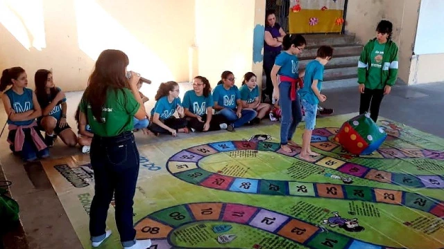 Empresa de coleta realiza atividades para crianças em shopping de Taubaté