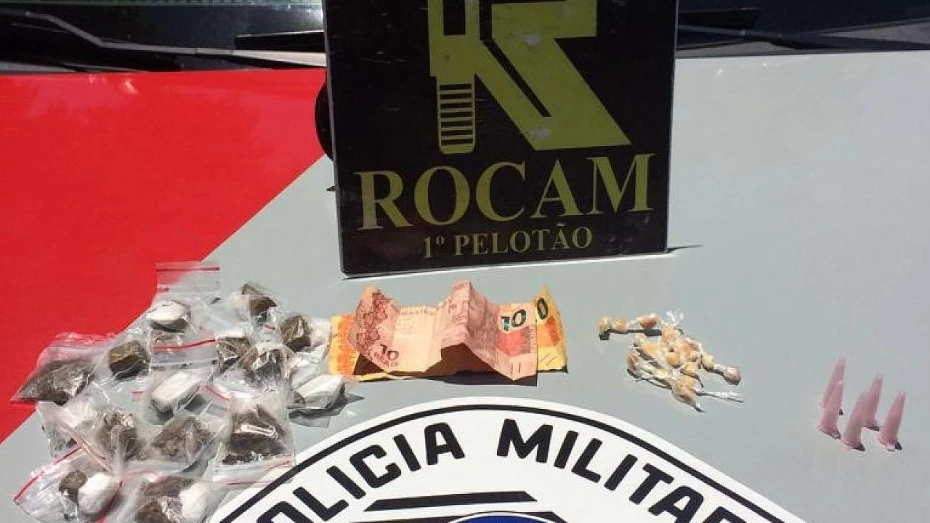 Policiais apreendem jovens por tráfico de drogas no bairro São Gonçalo Policiais apreendem jovens por tráfico de drogas no bairro São Gonçalo