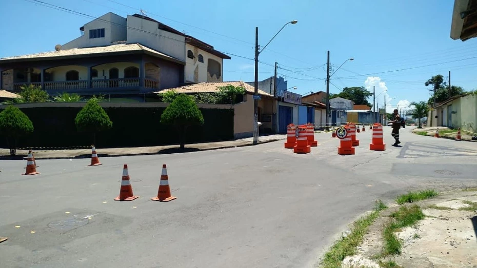 Prefeitura improvisa antes da instalação de rotatória no Jardim Santa Catarina Prefeitura improvisa antes da instalação de rotatória no Jardim Santa Catarina