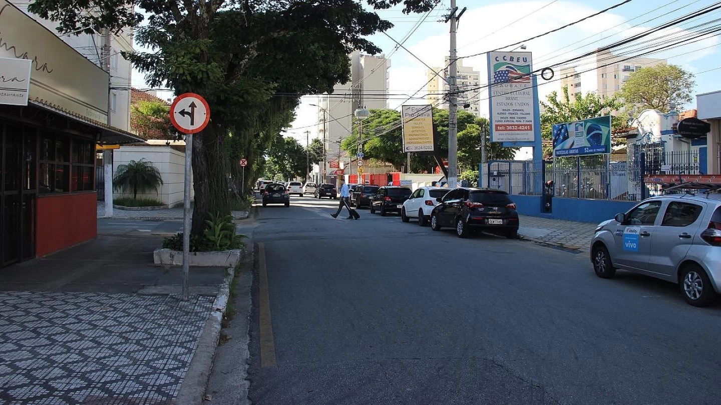 Estacionamento na rua Quatro de Março é proibido