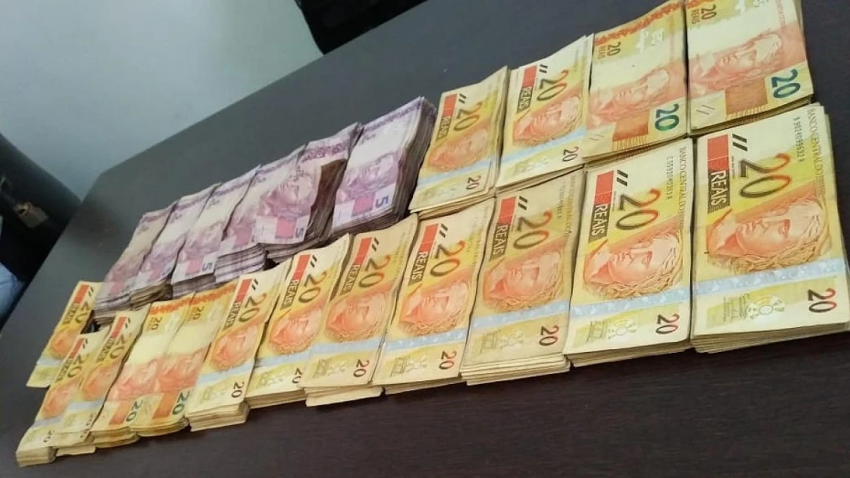Foragido da Justiça é preso com R$ 18 mil no bairro Estoril em Taubaté Foragido da Justiça é preso com R$ 18 mil no bairro Estoril em Taubaté